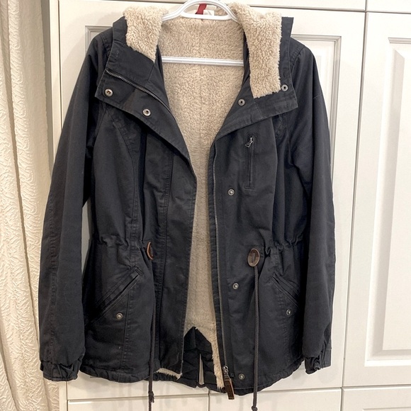 H&M jacket. Removable faux fur around hood. Adjustable waist tie. Side pockets. - Picture 1 of 5
